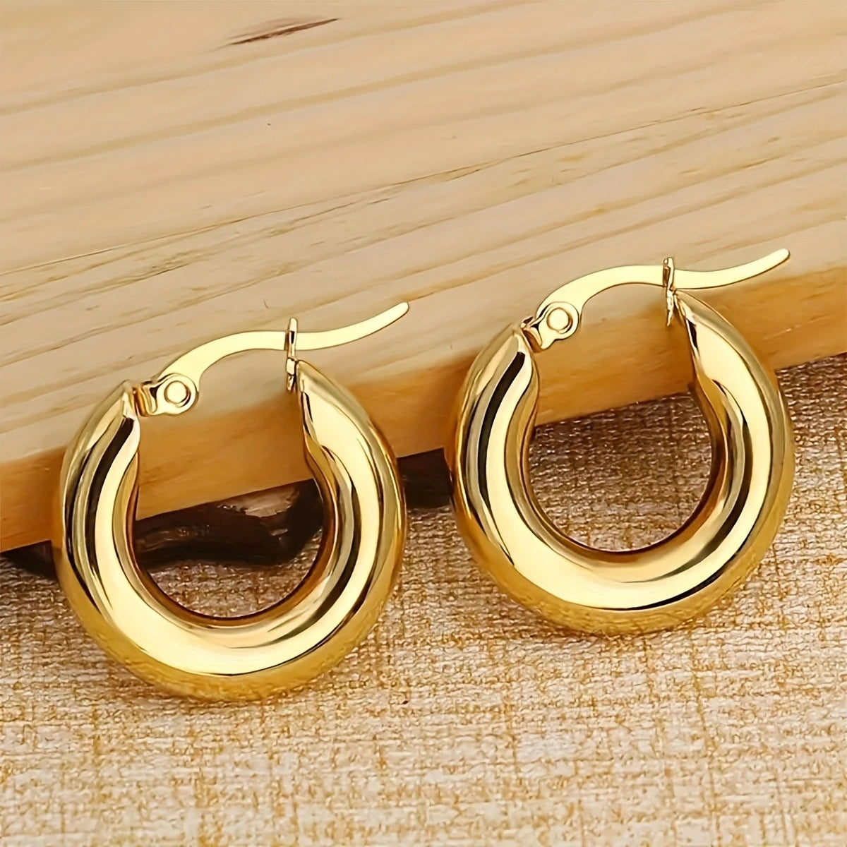 Njuuno Gold Earrings