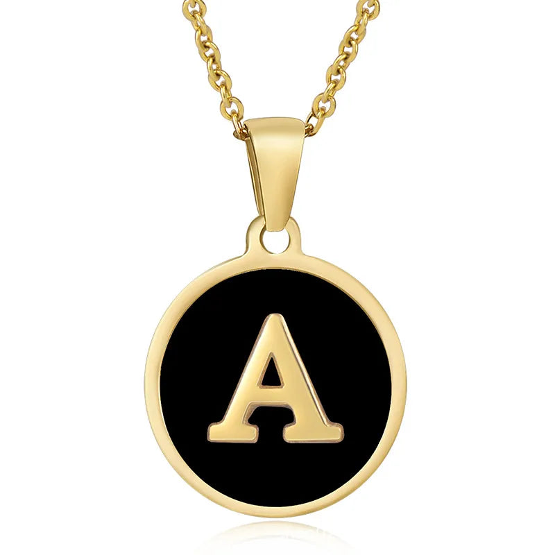 Valithra Gold Necklace Inicial Letra A fondo Negro
