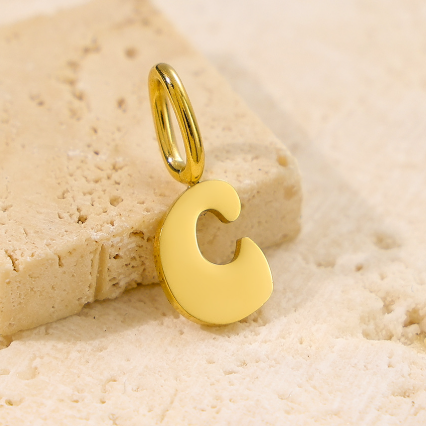 Iris Charm / Inicial C / No Incluye Cadena