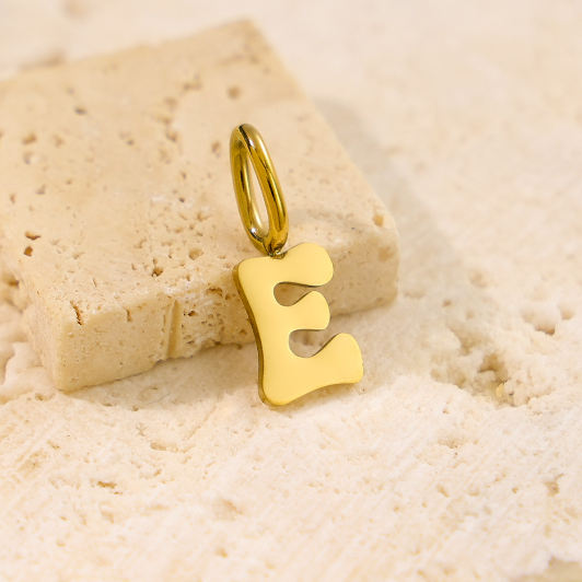 Iris Charm / Inicial E / No Incluye Cadena