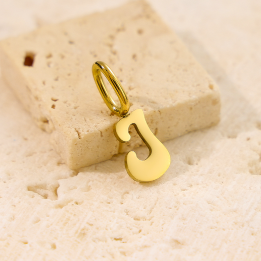 Iris Charm / Inicial J / No Incluye Cadena