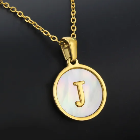 Valithra Gold Necklace  Inicial Letra J Fondo Blanco